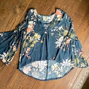 NWOT Women’s Boho Flowy floral top with tie